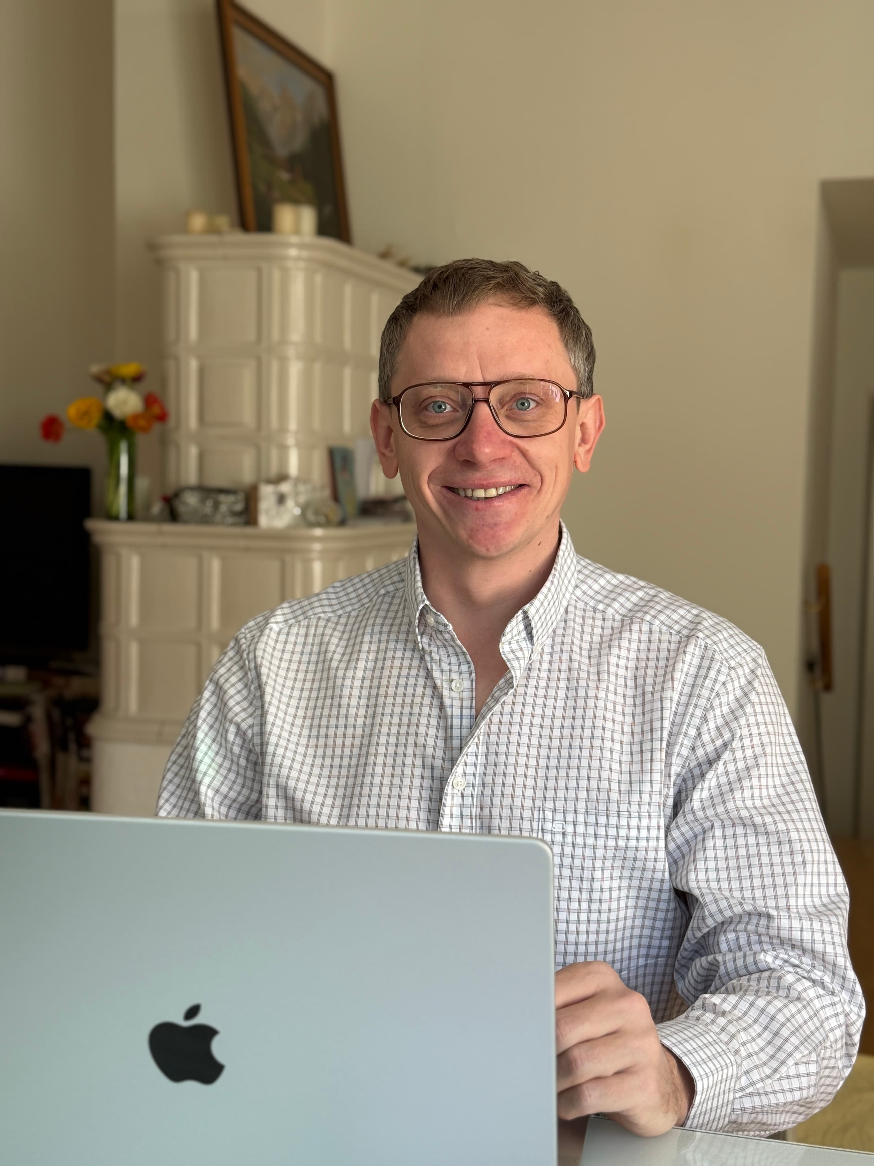 Andrii Gorbenko am Laptop